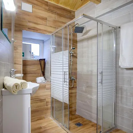 παραδοσιακό σπίτι στο χωριο * Agioi Deka (Corfu)