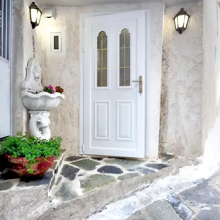 παραδοσιακό σπίτι στο χωριο Apartman Ájoi Déka